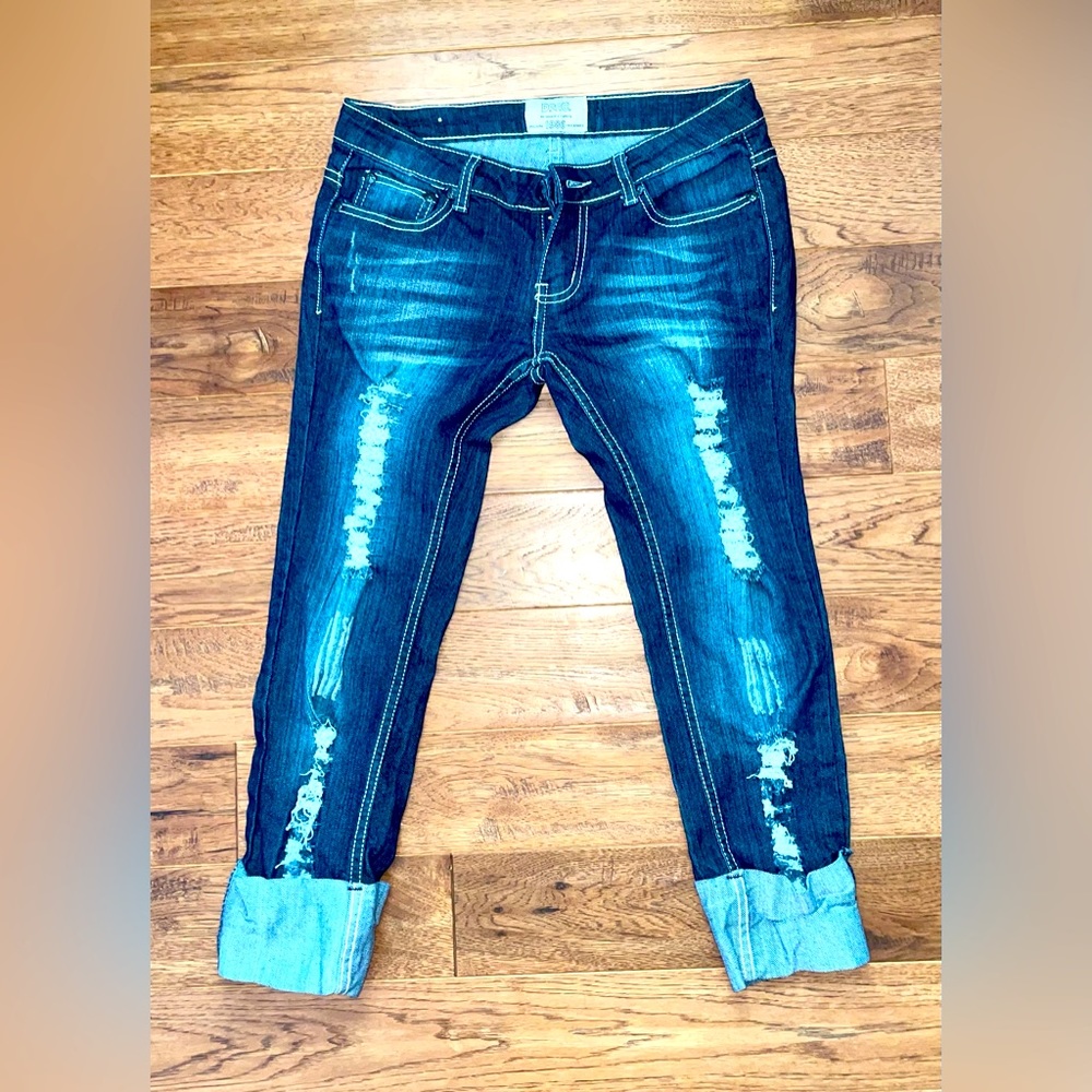 D.❤️.C by discovery clothing NWOT dark ripped pair of Jean capris. Great design
